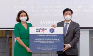Bộ Y tế tiếp nhận thêm 300.000 liều vaccine COVID-19 và trang thiết bị chống dịch từ Australia