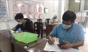 Người lao động làm thủ tục đề nghị hỗ trợ thất nghiệp do ảnh hưởng bởi đại dịch COVID-19 tại Bảo hiểm xã hội tỉnh Bình Định. Ảnh: Nguyên Linh-TTXVN