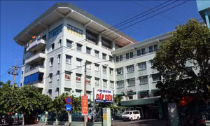 Bệnh viện Đà Nẵng thực hiện cách ly y tế toàn bệnh viện từ 13 giờ 26/7/2020 đến 13 giờ ngày 9/8/2020 và có thể gia hạn theo tình hình thực tế. Ảnh: Trần Lê Lâm - TTXVN