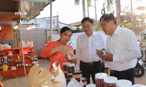 Khai mạc phiên chợ đưa hàng Việt về nông thôn