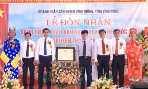 Trao Bằng chứng nhận di sản văn hóa phi vật thể quốc gia Lễ hội truyền thống xã Đại Đồng cho lãnh đạo huyện Vĩnh Tường. Ảnh: Nguyễn Thảo – TTXVN