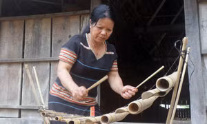 Nghệ nhân Y Trieng ở thị trấn Đăk Rve, huyện Kon Rẫy (Kon Tum) đánh đàn T’rưng. Ảnh: Khoa Chương - TTXVN