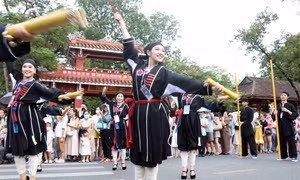 Các nghệ sĩ trình diễn nghệ thuật truyền thống của các dân tộc thiếu số. Ảnh: Đỗ Trưởng – TTXVN