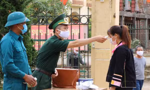 Lực lượng biên phòng Lai Châu phối hợp với lực lượng dân quân địa phương thực hiện nghiêm các biện pháp phòng chống dịch khi đi tuyên truyền bà con nhân dân. Ảnh: Đinh Thùy-TTXVN 