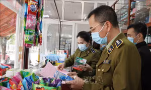 Quản lý thị trường tỉnh Lai Châu kiểm tra vật tư y tế đúng giấy tờ, nguồn gốc. Ảnh: Nguyễn Oanh-TTXVN