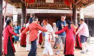 Du khách quốc tế cùng các nghệ nhân và người dân tham gia Hát Xoan tại đình cổ Hùng Lô (xã Hùng Lô, thành phố Việt Trì, tỉnh Phú Thọ). Ảnh: Trung Kiên - TTXVN