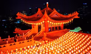 Đèn lồng đỏ trang trí chào đón Tết Nguyên đán tại Kuala Lumpur, Malaysia. Ảnh: THX/TTXVN