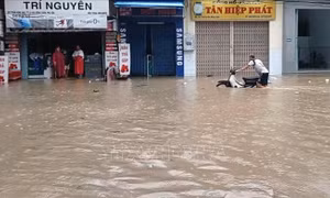 Trung tâm thị trấn La Hai (huyện Đồng Xuân) nước lũ ngập phổ biến từ 1m đến 2,5m. Ảnh: Xuân Triệu - TTXVN