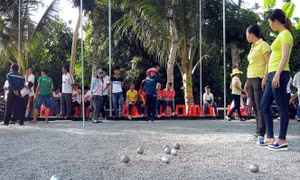 Môn thể thao bi sắt được phát triển ở Sóc Trăng thu hút mọi người và nhiều lứa tuổi tham gia (ảnh tư liệu). Ảnh: Trung Hiếu - TTXVN