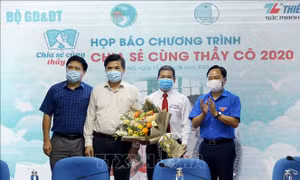 Đồng chí Nguyễn Anh Tuấn, Bí thư Thường trực Trung ương Đoàn, Chủ tịch Trung ương Hội LHTN Việt Nam tặng hoa các đơn vị đồng hành với chương trình. Ảnh: Văn Điệp - TTXVN