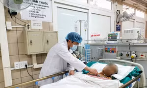 Uống nhầm tinh dầu quế, một người đàn ông bị ngộ độc nặng