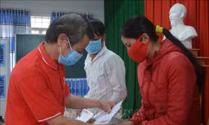 Đắk Lắk trao quà hỗ trợ cho lao động từ vùng dịch trở về địa phương