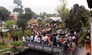 Hàng nghìn người dân và du khách trẩy hội tại Di tích quốc gia đền Tiên La