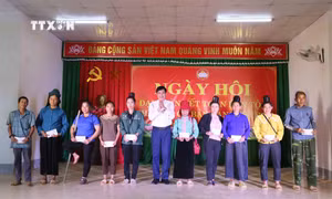 Phó Trưởng Ban Nội chính Trung ương Nguyễn Hữu Đông dự Ngày hội Đại đoàn kết toàn dân tộc ở vùng căn cứ cách mạng Mường Chanh