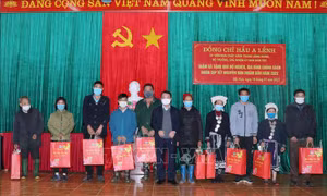 Ông Hầu A Lềnh tặng 150 suất quà cho các hộ gia đình người có công, hộ gia đình chính sách, hộ có hoàn cảnh khó khăn và người có uy tín trong đồng bào dân tộc thiểu số của tỉnh Bắc Kạn. Ảnh: Vũ Hoàng Giang-TTXVN
