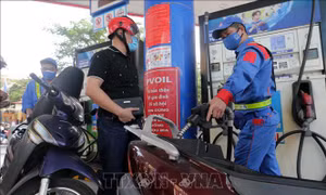 Mua bán xăng dầu tại cửa hàng kinh doanh xăng dầu PVOIL Thái Thịnh, Đống Đa, Hà Nội. Ảnh: Trần Việt - TTXVN