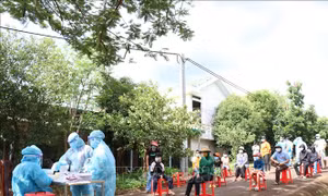 Lấy mẫu xét nghiệm trên diện rộng cho người dân xã Cư Êbur, thành phố Buôn Ma Thuột sau khi ghi nhận các chùm ca bệnh chưa rõ nguồn lây. Ảnh: Tuấn Anh – TTXVN