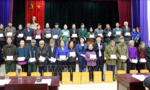Phó Chủ tịch nước Đặng Thị Ngọc Thịnh đã trao tặng 30 suất quà cho các hộ nghèo huyện Thanh Chương (Nghệ An). Ảnh: Tá Chuyên – TTXVN