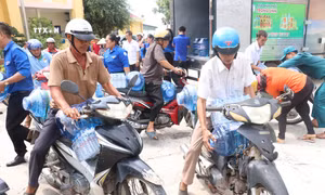 Trao tặng nước ngọt và bồn chứa cho người dân vùng hạn mặn