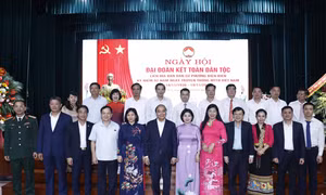 Chủ tịch nước Nguyễn Xuân Phúc dự Ngày hội Đại đoàn kết toàn dân tộc tại phường Điện Biên, Hà Nội