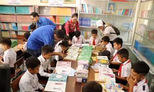 Tủ sách Đinh Hữu Dư đến với học sinh vùng khó khăn của Đắk Lắk