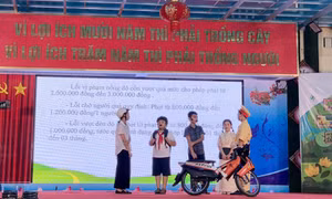Một tiểu phẩm tuyên truyền về an toàn giao thông của học sinh Trường Tiểu học Đan Phượng A (huyện Đan Phượng, Hà Nội). Ảnh: kinhtedothi.vn
