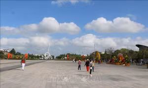 Quảng trường Hùng Vương, điểm tham quan du lịch tiêu biểu của tỉnh Bạc Liêu. Ảnh: Tuấn Kiệt – TTXVN