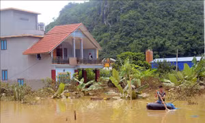 Mưa to gây ngập úng, người dân một số nơi ở thành phố Sơn La gặp khó khăn