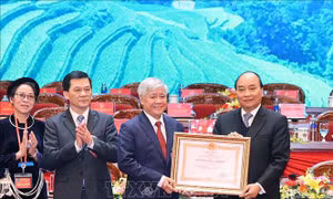 Thủ tướng Nguyễn Xuân Phúc, Chủ tịch Hội đồng Thi đua - Khen thưởng Trung ương trao tặng Huân chương Lao động hạng Nhất cho Uỷ ban Dân tộc. Ảnh: Thống Nhất – TTXVN