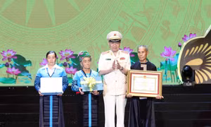 Đại tướng Tô Lâm, Ủy viên Bộ Chính trị, Bộ trưởng Bộ Công an truy tặng danh diệu Anh hùng lực lượng vũ trang nhân dân cho Liệt sỹ Thao Văn Súa, nguyên Trưởng Công an huyện Mường Lát, Công an tỉnh Thanh Hóa. Ảnh: Phạm Kiên – TTXVN