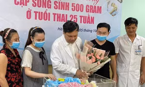 Bệnh viện Phụ sản Trung ương nuôi sống cặp song sinh chào đời ở tuần thứ 25 chỉ nặng 500g