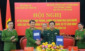 Thiếu tướng Nguyễn Văn Thiện (bên phải) và Thiếu tướng Trần Ngọc Hà, Cục trưởng Cục Cảnh sát Hình sự Bộ Công an trong lễ ký kế hoạch phối hợp. Nguồn: Báo Biên phòng.