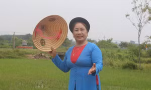 Nghệ nhân ưu tú Nguyễn Thị Tâm hát dân ca ví, giặm. Ảnh: Bích Huệ - TTXVN