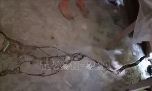 Hiện tượng nứt đất đã xuất hiện tại trong nhà của các hộ dân ở bản Ma Sang, xã Nậm Pì. Ảnh: Việt Hoàng-TTXVN 