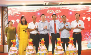 Ông Lê Sơn Hải, Thứ trưởng, Phó Chủ nhiệm Ủy ban Dân tộc (người đứng giữa) và ông Vương Phương Nam, Phó Chủ tịch UBND tỉnh trao quà cho Người có uy tín dân tộc Hoa và cán bộ làm công tác dân tộc đã nghỉ hưu nhân dịp Tết Đoan ngọ người Hoa. Nguồn: baodanto