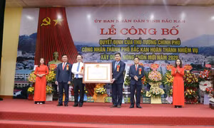 Chủ tịch UBND tỉnh Bắc Kạn Nguyễn Đăng Bình (áo trắng) trao Bằng công nhận thành phố Bắc Kạn đạt chuẩn nông thôn mới năm 2020 cho Đảng bộ, chính quyền và Nhân dân thành phố. Ảnh: Vũ Hoàng Giang – TTXVN