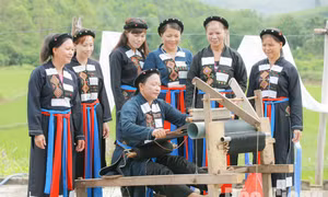 Phụ nữ bản Khe Nghè, xã Lục Sơn duy trì nghề dệt thổ cẩm. Ảnh: baobacgiang.com.vn