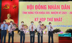 Các đồng chí được bầu giữ các chức danh của UBND tỉnh Hưng Yên nhiệm kỳ 2021 – 2026 nhận hoa chúc mừng. Ảnh: Đinh Tuấn - TTXVN