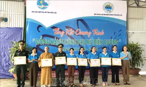 Tặng Bằng khen của Hội Liên hiệp phụ nữ tỉnh cho tập thể, cá nhân có thành tích xuất sắc. Ảnh: Hoài Thu – TTXVN