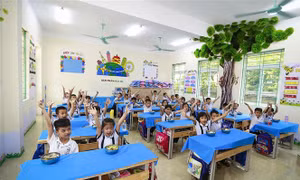 Niềm vui trong mỗi bữa ăn của các em học sinh Trường tiểu học Sông Đà. Ảnh: Trọng Đạt -TTXVN 