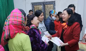 Trưởng Ban Dân vận Trung ương Bùi Thị Minh Hoài tặng quà Tết tại Bắc Kạn