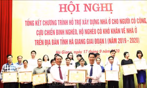 Bí thư Tỉnh ủy Hà Giang Đặng Quốc Khánh trao tặng Bằng khen của UBND tỉnh cho các tập thể, cá nhân có thành tích trong thực hiện chương trình. Ảnh: Minh Tâm-TTXVN 
