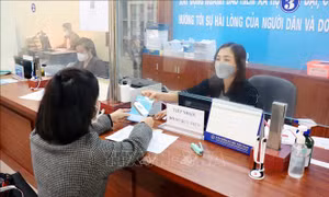 Người lao động làm thủ tục trực tiếp tại trụ sợ Bảo hiểm xã hội Hà Nam để nhận hỗ trợ theo quy định. Ảnh: Đại Nghĩa - TTXVN