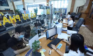 Tiếp nhận và giải quyết hồ sơ của các sở, ban, ngành tại Trung tâm Phục vụ hành chính công tỉnh Bắc Giang. Ảnh: Danh Lam – TTXVN