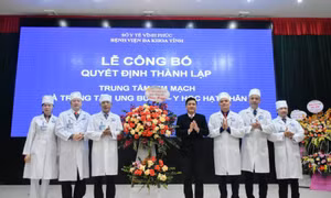 Đ/c Vũ Việt Văn - Phó Chủ tịch thường trực UBND tỉnh tặng hoa chúc mừng tại buổi lễ. Nguồn: dakhoavinhphuc.com