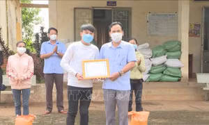 Trao tặng gạo cho các hộ nghèo người dân tộc thiểu số. Ảnh: TTXVN phát