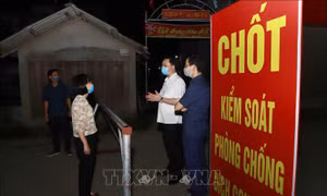 Đoàn công tác của UBND huyện Bình Xuyên kiểm tra các chốt kiểm soát tại thôn Tiền Phong, xã Tân Phong huyện Bình Xuyên. Ảnh: Hoàng Hùng - TTXVN