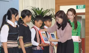Trao tặng gần 11.400 máy tính bảng cho học sinh vùng sâu, vùng xa tỉnh Kon Tum 