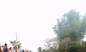 Người dân vớt thi thể 2 cháu nhỏ. Ảnh: vov.vn