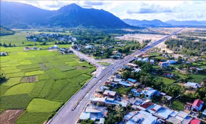 Vùng nông thôn huyện Phù Cát (Bình Định) ngày càng phát triển nhờ các trục đường giao thông được kết nối, mở rộng. Ảnh: TTXVN phát